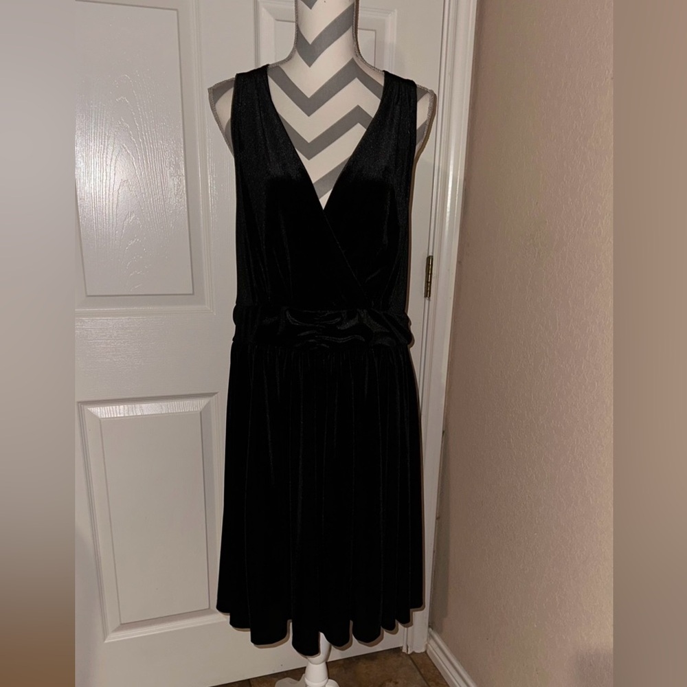 Torrid Black Velvet Surplice Crisscross Back Dress- Size 2-2X - Picture 4 of 13